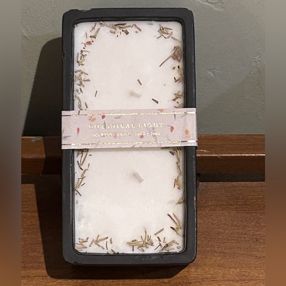 Botanical Gardens Scented Dual Wick Citronella Candle Made By Aroma Bay Candles - Picture 2 of 4